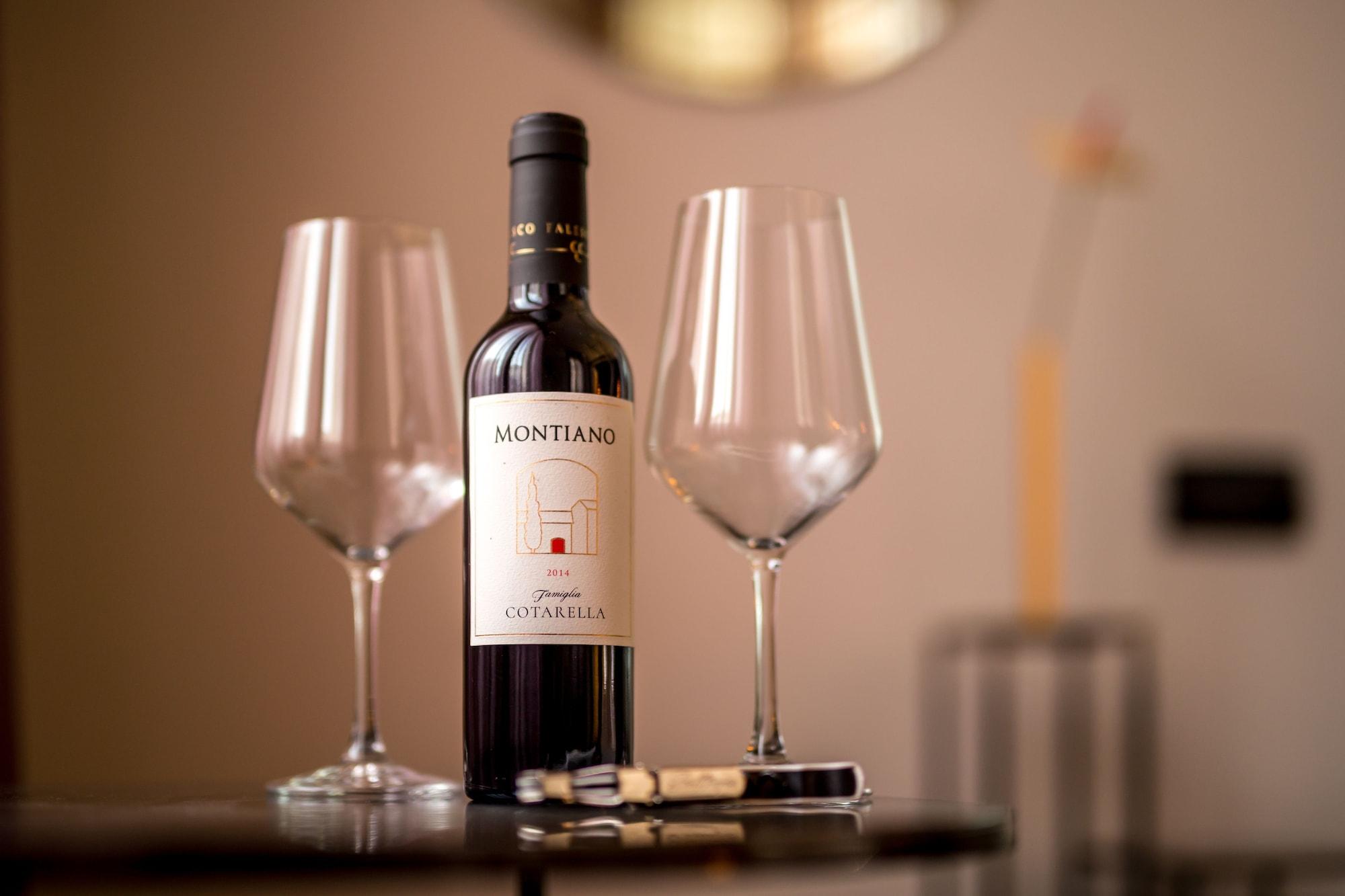 Hotel The Haven Roma Zewnętrze zdjęcie A bottle of Montepulciano d'Abruzzo DOC