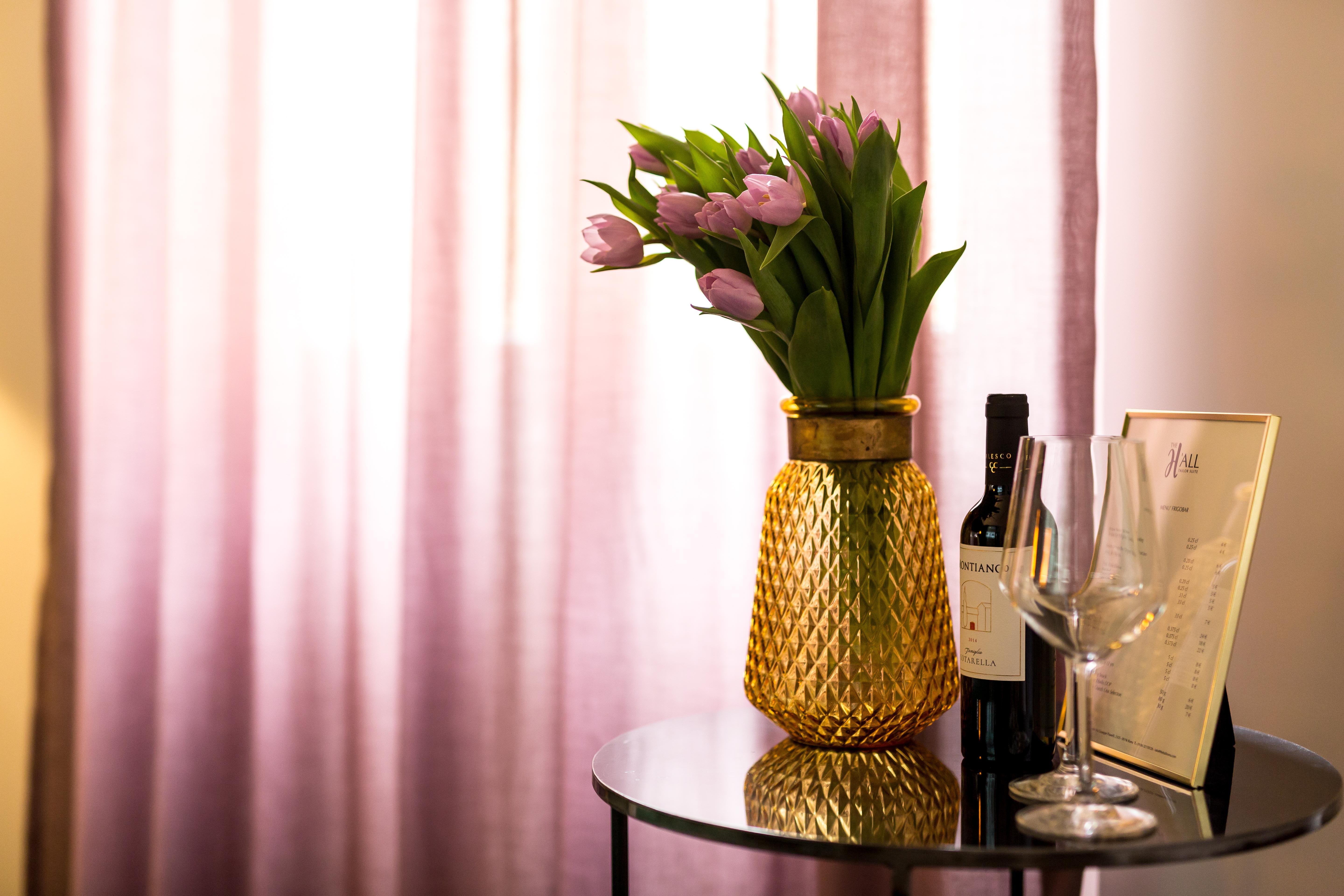Hotel The Haven Roma Zewnętrze zdjęcie A vase of flowers
